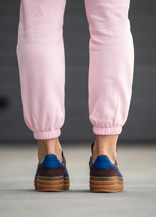 Жіночі замшеві кросівки /кеди на товстій підошві adidas gazelle bold. колір коричневий з синім5 фото
