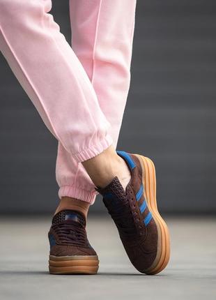 Жіночі замшеві кросівки /кеди на товстій підошві adidas gazelle bold. колір коричневий з синім3 фото