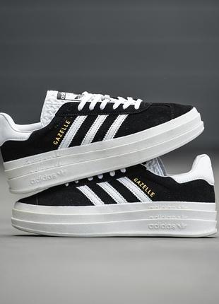 Жіночі замшеві кросівки /кеди на товстій підошві adidas gazelle bold. колір чорний з білим.