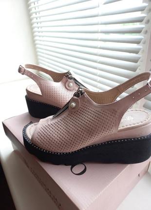 Новые кожаные босоножки посл 37 размер4 фото