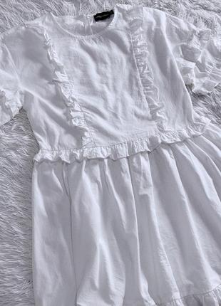 Белое платье prettylittlething с рюшей5 фото