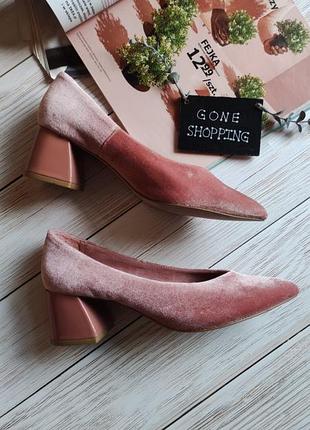 Шикарні пудрові оксамитові / бархатні туфлі stradivarius