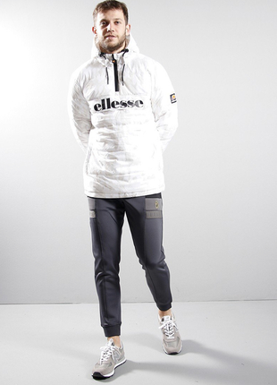 Теплый анорак от интересного бренда ellesse leol jacket off white который будет вас греть в любимую погоду2 фото
