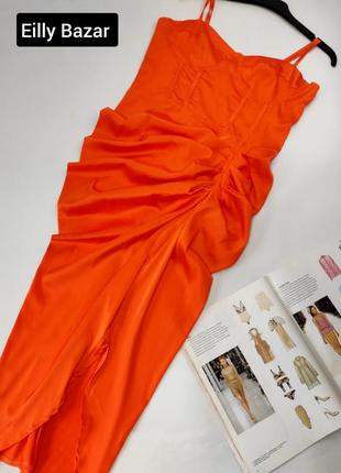 Сукня міді жіноча атласна з драпіруванням на бретелях коралового кольору від бренду eilly bazar l1 фото