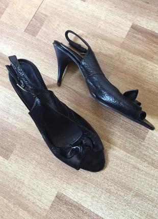 Чорні лакові босоніжки