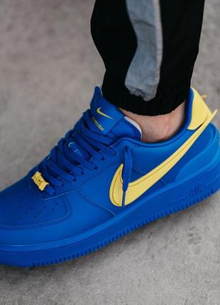 Чоловічі шкіряні кросівки nike air force x ambush. колір синій з жовтим10 фото