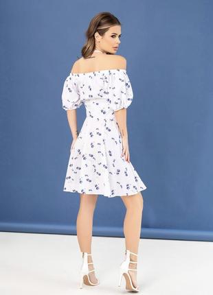 Бело-голубое цветочное платье с открытыми плечами3 фото