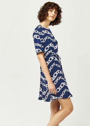Новое стильное платье warehouse синего цвета dark navy с модным принтом белыми цепями6 фото