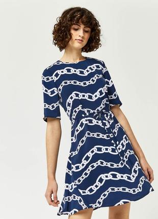 Новое стильное платье warehouse синего цвета dark navy с модным принтом белыми цепями1 фото