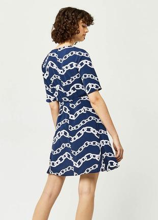 Cтильна сукня warehouse синього кольору dark navy з модним принтом білими ланцюгами4 фото