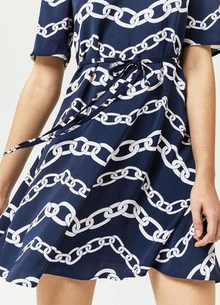 Новое стильное платье warehouse синего цвета dark navy с модным принтом белыми цепями2 фото