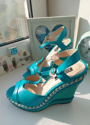 Яркие босоножки на танкетке