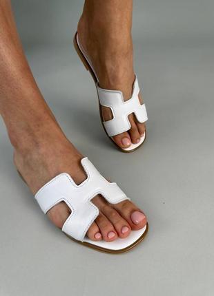 Стильні білі жіночі шльопанці на плоскій підошві без підборів шкіряні/шкіра-жіноче взуття на літо6 фото