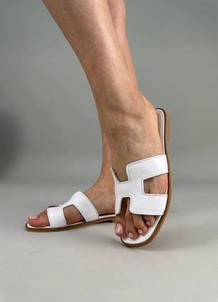 Стильні білі жіночі шльопанці на плоскій підошві без підборів шкіряні/шкіра-жіноче взуття на літо2 фото