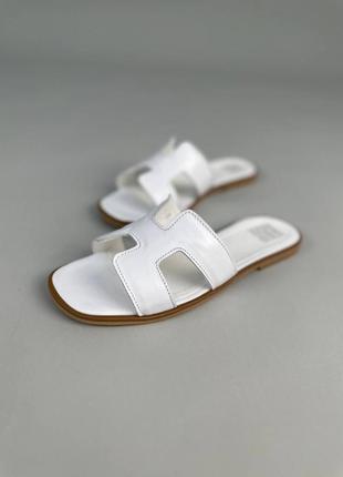 Стильні білі жіночі шльопанці на плоскій підошві без підборів шкіряні/шкіра-жіноче взуття на літо7 фото