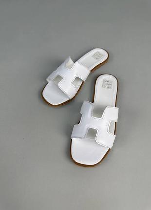 Стильні білі жіночі шльопанці на плоскій підошві без підборів шкіряні/шкіра-жіноче взуття на літо10 фото