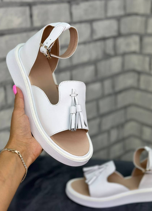 Босоніжки білі сандалі