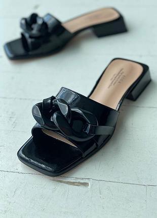 Лакированные стильные шлепанцы кожа