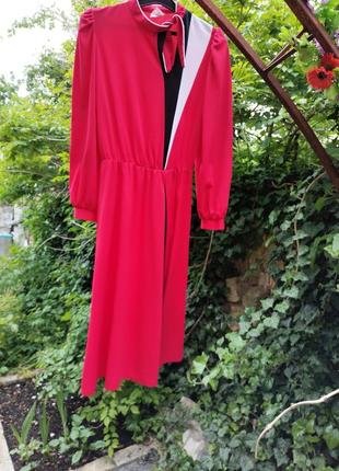 Платтячко червоне із чорними та білими вставками5 фото