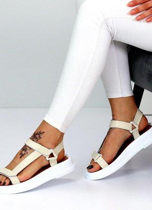 Женские кожаные бежевые босоножки на белой платформе2 фото