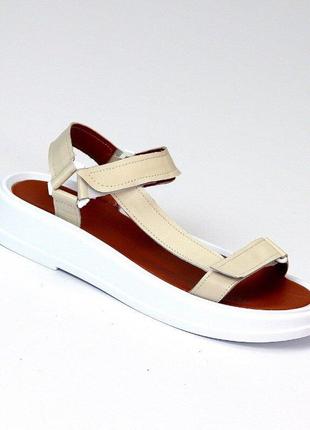 Женские кожаные бежевые босоножки на белой платформе3 фото