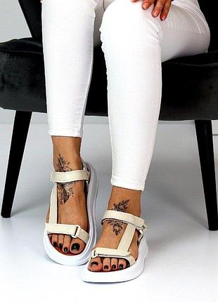 Женские кожаные бежевые босоножки на белой платформе4 фото