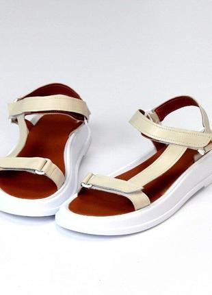 Женские кожаные бежевые босоножки на белой платформе5 фото