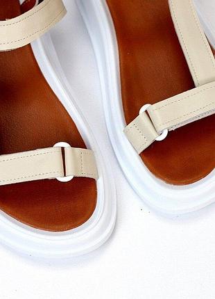 Женские кожаные бежевые босоножки на белой платформе6 фото