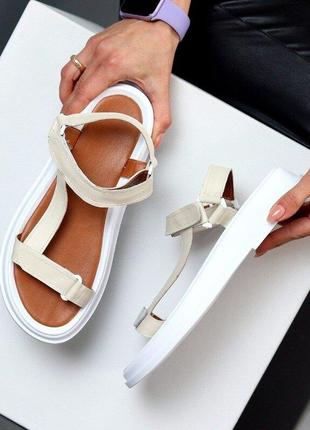 Женские кожаные бежевые босоножки на белой платформе7 фото