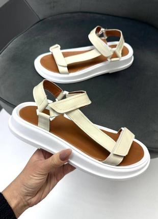 Женские кожаные бежевые босоножки на белой платформе9 фото