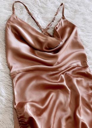 Нежное сатиновое платье пудрового цвета со сборкой boohoo8 фото
