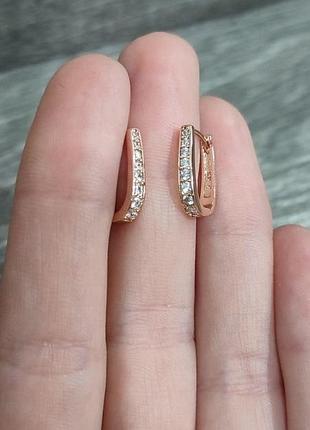 Подарунок дівчині - сережки "вікторіанська гармонія у позолоті з камінням сваровські" у оксамитовому футлярі4 фото