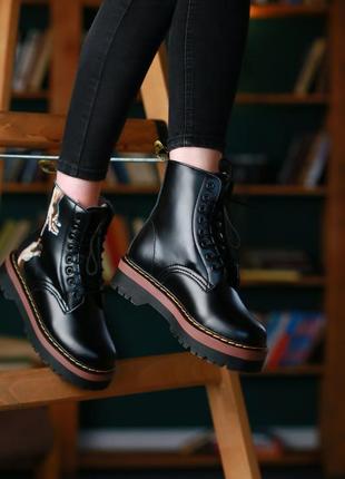 Знижка dr.martens jadon adam fur жіночі зимові черевики мартінс з хутром берці з принтом зимние ботинки мартинсы с мехом скидка 364 фото