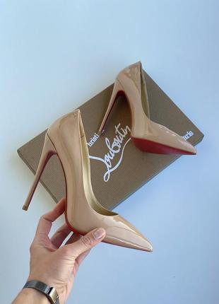 Бежеві лакові туфлі човника лабутини louboutin