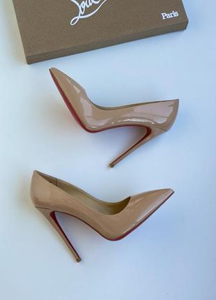 Бежевые лаковые туфли лодочки лабутены louboutin6 фото