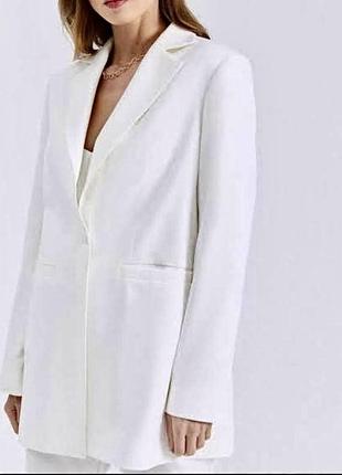Белый удлиненный пиджак с накладными карманами