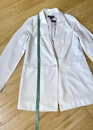 Белый удлиненный пиджак с накладными карманами6 фото
