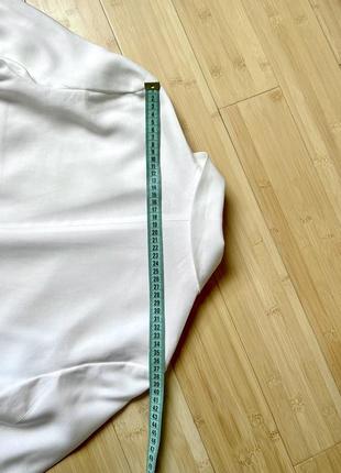 Белый удлиненный пиджак с накладными карманами9 фото