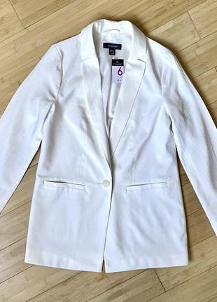 Белый удлиненный пиджак с накладными карманами3 фото