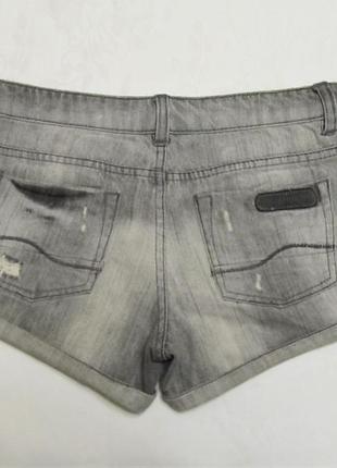 Pull&bear джинсовые короткие шорты с потертостями и разрывами7 фото