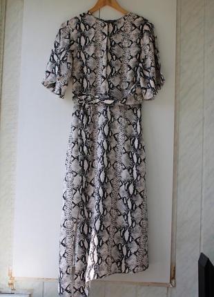 Стильное платье со змеиным принтом6 фото