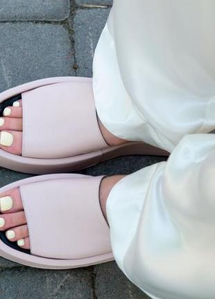 Стильні шкіряні шльопанці на платформі шльопки на танкетці