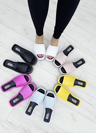 Стильні шкіряні шльопанці на платформі шльопки на танкетці