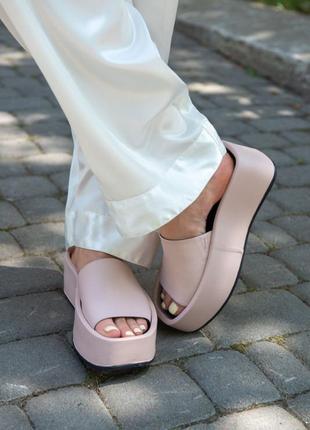 Стильні шкіряні шльопанці на платформі шльопки на танкетці