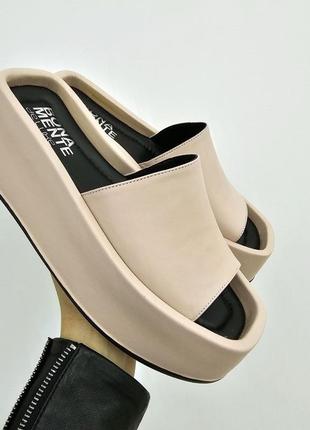 Стильні шкіряні шльопанці на платформі шльопки на танкетці