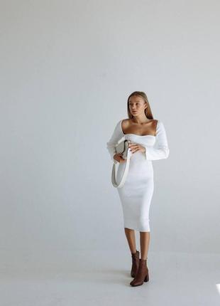 Приталена в'язана сукня з трендовим вирізом5 фото