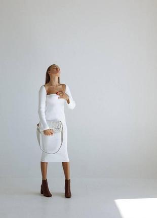 Приталена в'язана сукня з трендовим вирізом6 фото