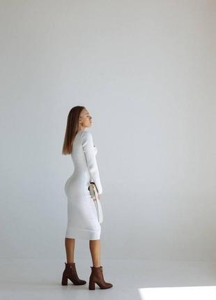 Приталена в'язана сукня з трендовим вирізом2 фото