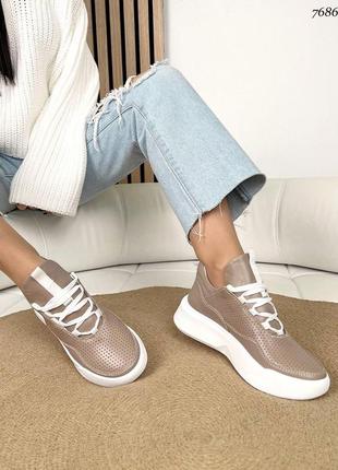 Шикарные кроссовки со сквозной перфорацией