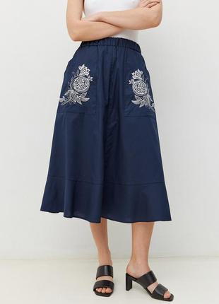 Женская юбка с вышивкой синяя modna kazka mkrm4096-12 фото